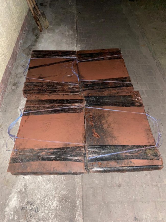 На Волині у потязі з рудою знайшли контрабандні сигарети. ФОТО