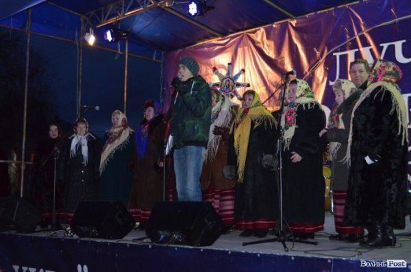 Щедрування на Євромайдані в Луцьку: фаєр-шоу, політичний вертеп і танці. ФОТО