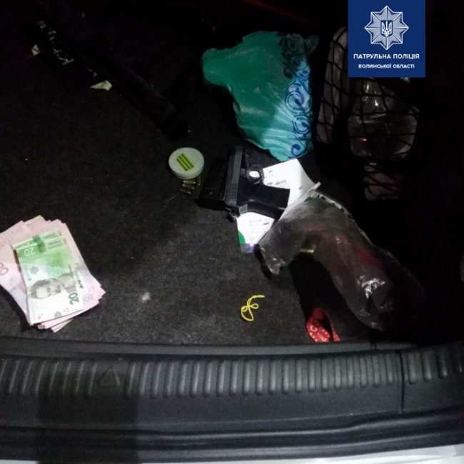 У Луцьку вночі патрульні виявили двох небезпечних чоловіків