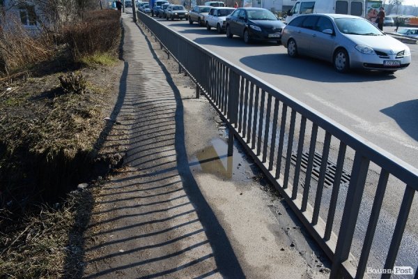 На Набережній у Луцьку - зсув ґрунту. ФОТО