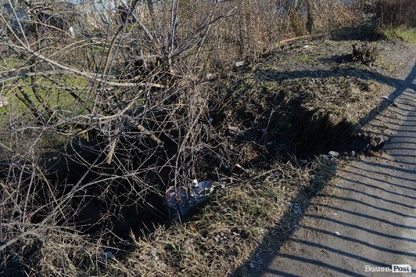 На Набережній у Луцьку - зсув ґрунту. ФОТО