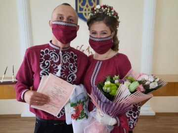 Напередодні Дня вишиванки закохана пара волинян поєднала серця. ФОТО