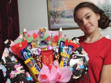 На Волині 17-річна дівчина стала «кур’єром щастя» для людей, яких розділяють відстань та війна
