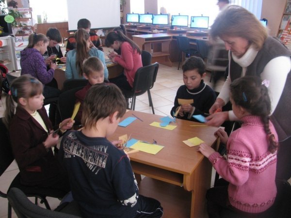 На Волині діти виготовили паперові сувеніри для бійців. ФОТО