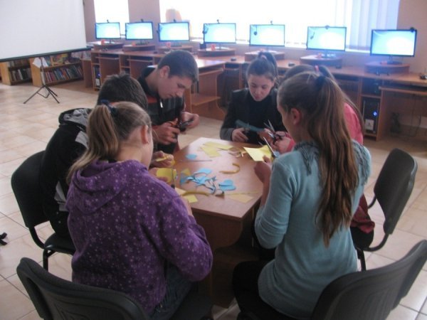 На Волині діти виготовили паперові сувеніри для бійців. ФОТО