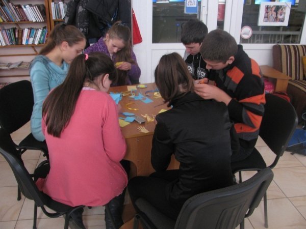 На Волині діти виготовили паперові сувеніри для бійців. ФОТО