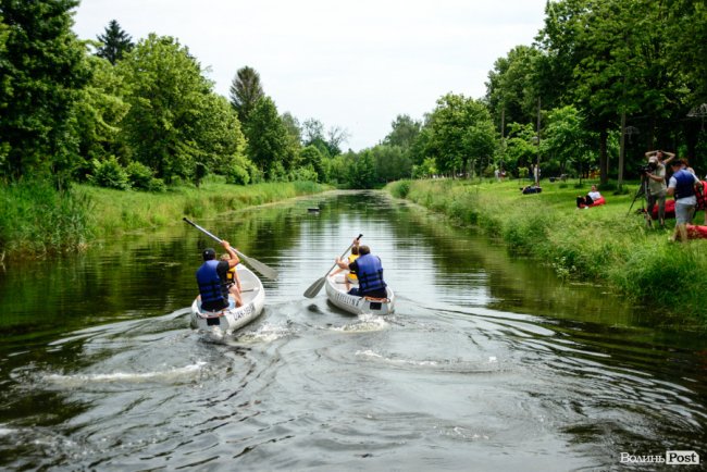 У луцькому парку в День батька влаштували унікальні перегони на човнах. ФОТО