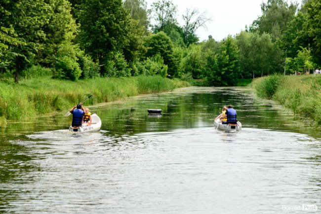 У луцькому парку в День батька влаштували унікальні перегони на човнах. ФОТО