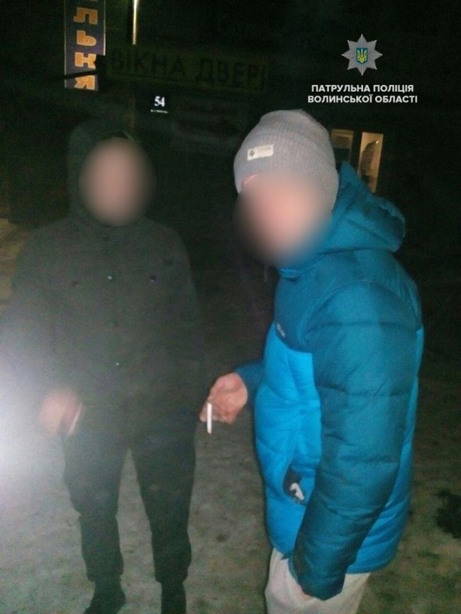 У Луцьку зловили нічних дебоширів, які розбили чужі двері