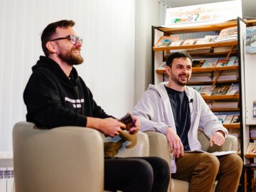 Читали вірші та говорили про життя до і після повномасштабного вторгнення: у Луцьку відбулася зустріч з двома поетами