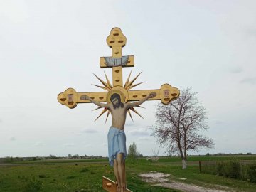 У Луцькому районі в пам'ять про загиблого сина-Героя батьки встановили хрест