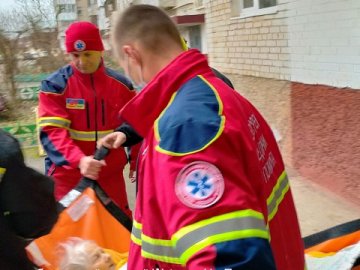 У Луцьку рятувальники допомогли травмованій жінці, яка не могла вибратися з квартири. ФОТО