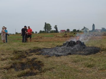 Під Луцьком спіймали паліїв сухої трави. ФОТО. ВІДЕО
