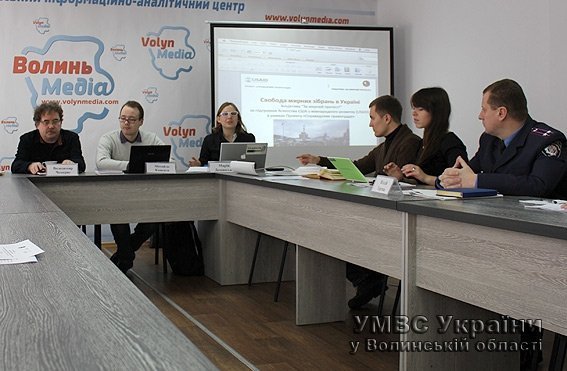 У Луцьку активісти та правоохоронці говорили про мирні зібрання. ФОТО