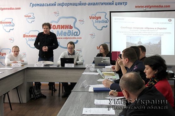 У Луцьку активісти та правоохоронці говорили про мирні зібрання. ФОТО