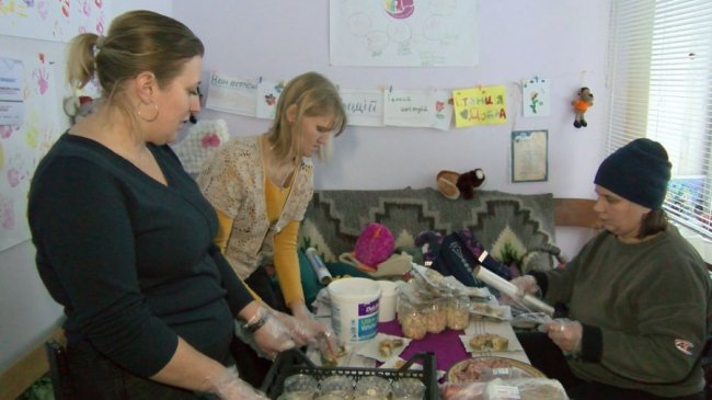 Напередодні щедрого вечора волонтери роздали пенсіонерам на Волині домашні страви. ВІДЕО