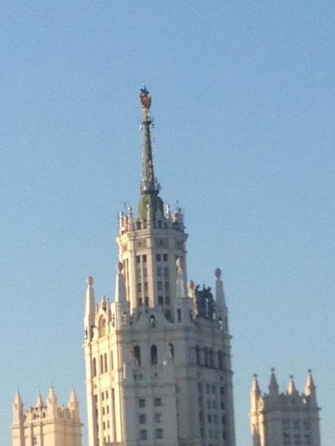 У Москві на висотці повісили прапор України. ФОТО