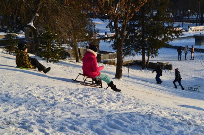У Луцьку діти влаштували перегони на санчатах. ФОТО
