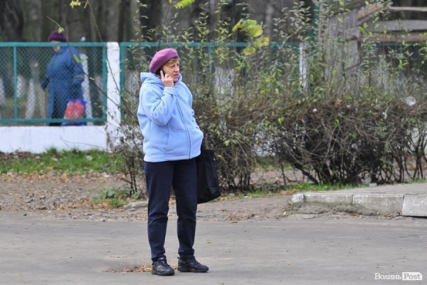 Люди на зупинках. БУДНІ МІСТА