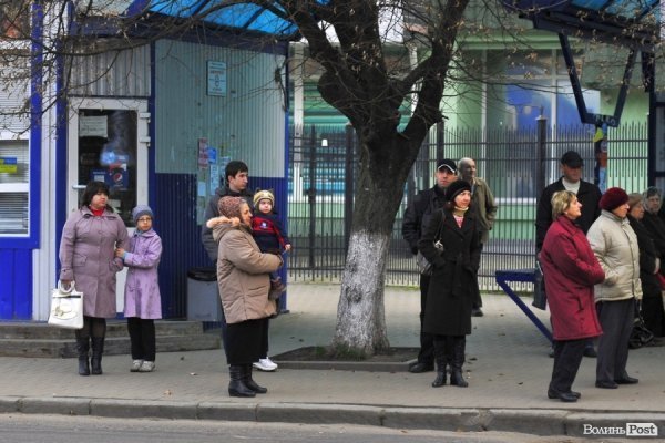 Люди на зупинках. БУДНІ МІСТА