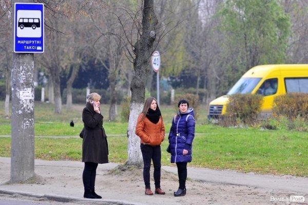 Люди на зупинках. БУДНІ МІСТА