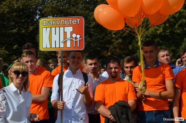 Танець від ректора і завдання від губернатора: як у луцькому «політесі» першачків зустрічали. ФОТО