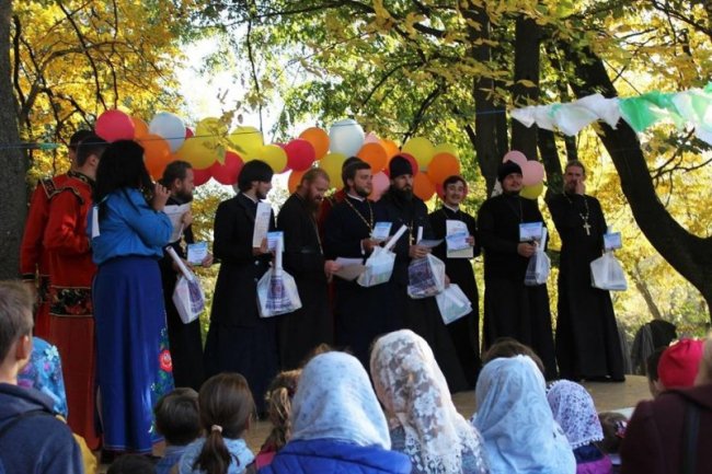 Із лицарями та подарунками: у Луцьку вперше влаштували фестиваль недільних шкіл. ФОТО