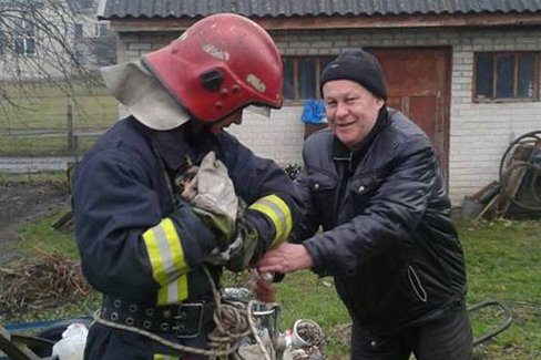 На Волині рятувальнки витягли кота з 8-метрової криниці. ФОТО