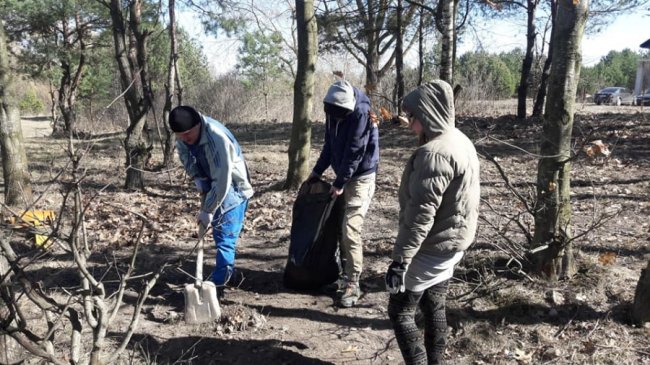 Біля дитячого табору під Луцьком прибрали стихійне сміттєзвалище. ФОТО