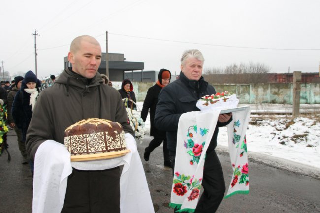 Подвійний біль: у селищі на Волині попрощалися з двома Героями Олександром Голодюком та Андрієм Міщуком