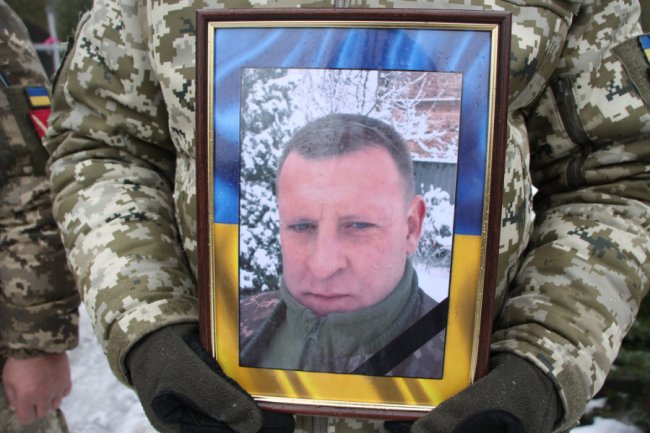 Подвійний біль: у селищі на Волині попрощалися з двома Героями Олександром Голодюком та Андрієм Міщуком