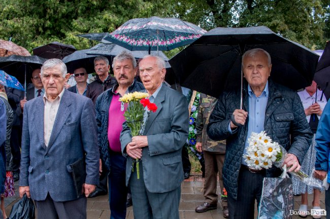 Скорбота і квіти: у Луцьку вшанували жертв війни. ФОТО