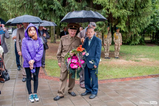 Скорбота і квіти: у Луцьку вшанували жертв війни. ФОТО