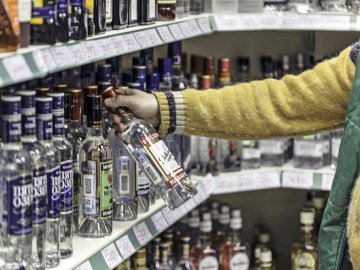Попри заборону в луцькому кіоску знову торгували алкоголем уночі