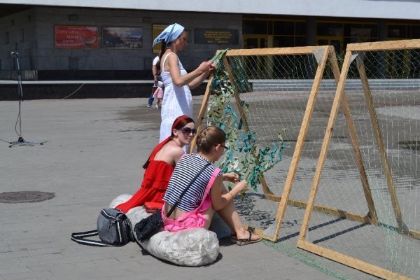 У центрі Луцька всі охочі плетуть маскувальні сітки. ФОТО