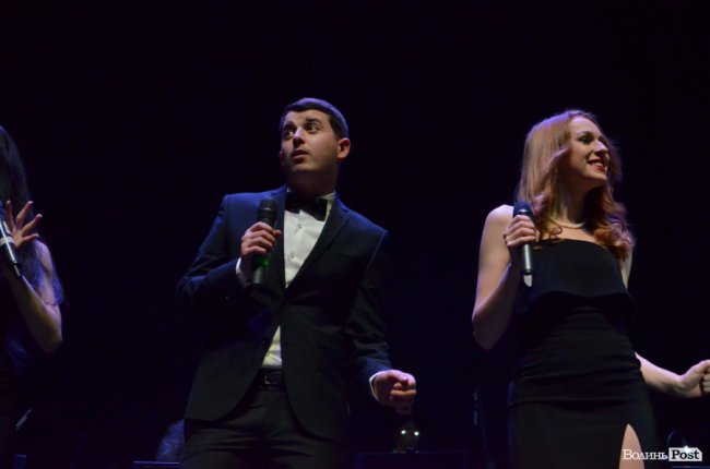 Новорічні хіти та казкова енергетика: як лучан розважали LeoBand Orchestra. ФОТОРЕПОРТАЖ