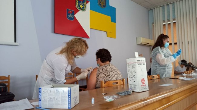 У Луцькій райраді посадовці отримали щеплення від коронавірусу