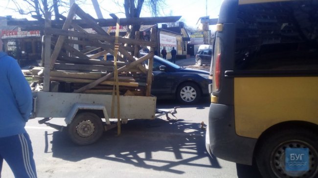 У місті на Волині Ford протаранив бус з причепом. ФОТО