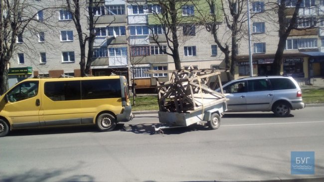 У місті на Волині Ford протаранив бус з причепом. ФОТО