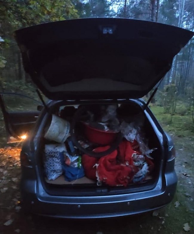 Волинянка із сім'єю прибирає сміття в лісі та пропонує запустити челендж