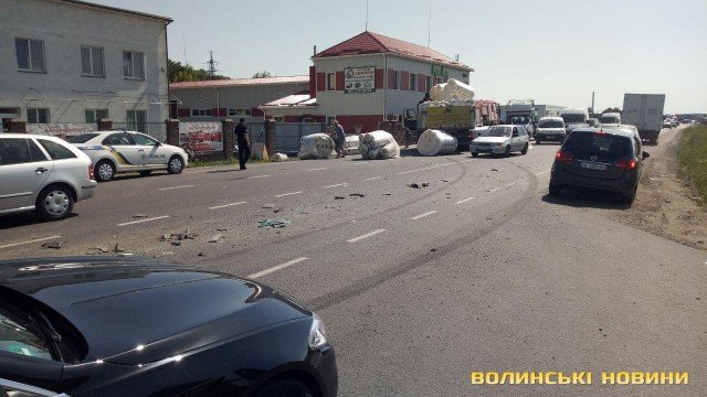 Біля Луцька фура з мінватою врізалась у мікроавтобус