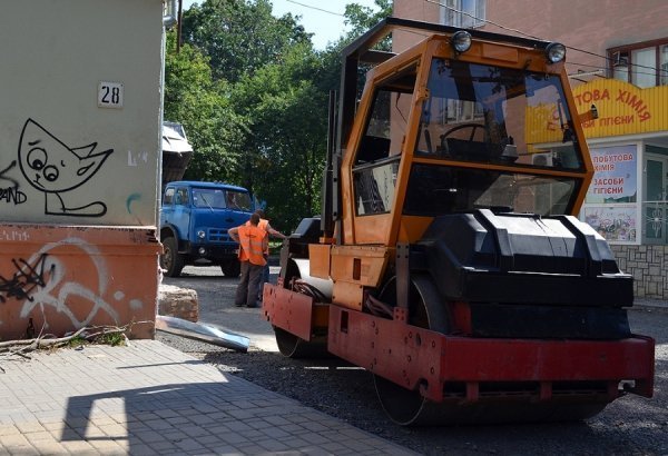 У Луцьку ремонтують двори. ФОТО