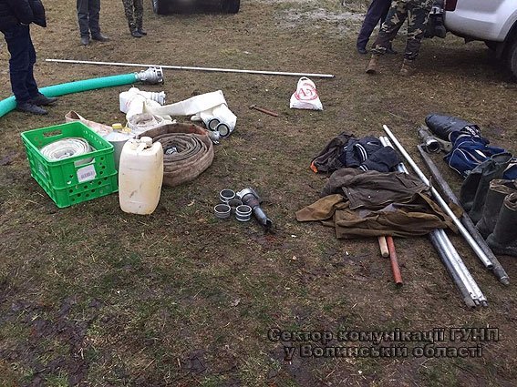 На Волині шість чоловіків незаконно видобували бурштин. ФОТО