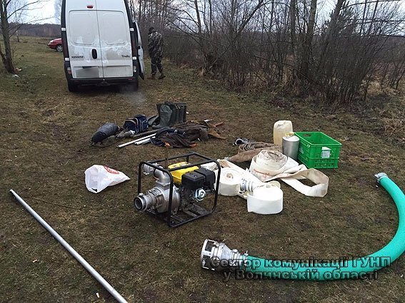 На Волині шість чоловіків незаконно видобували бурштин. ФОТО