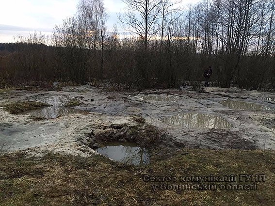 На Волині шість чоловіків незаконно видобували бурштин. ФОТО