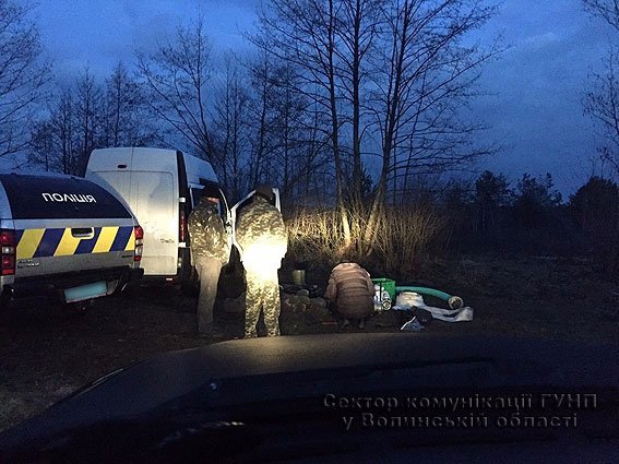 На Волині шість чоловіків незаконно видобували бурштин. ФОТО