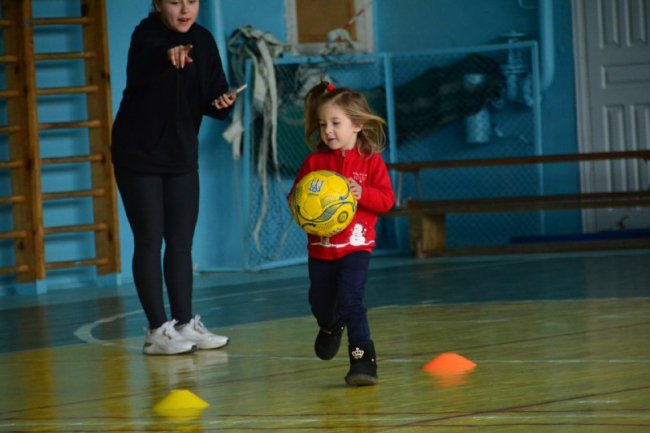 У ВНУ організовують руханки та секції з футболу для дітей-переселенців
