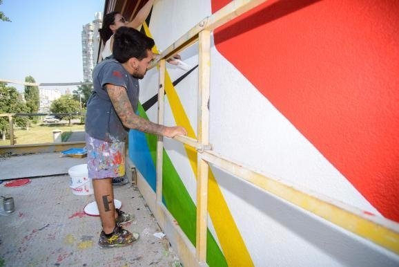 Аргентинський художник розмалював фасад київської школи. ФОТО