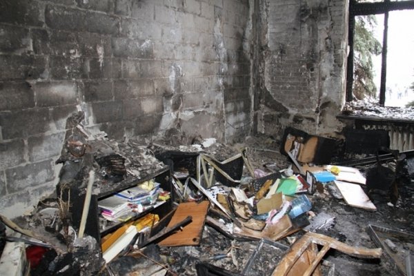 Сепаратисти залишили в Харківській ОДА згорілі кімнати і консерви. ФОТО