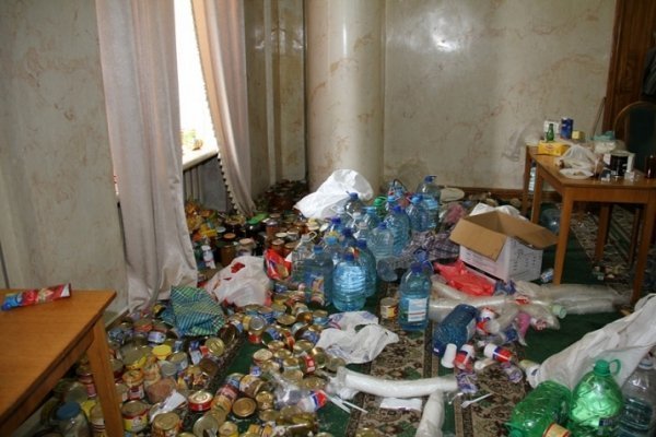 Сепаратисти залишили в Харківській ОДА згорілі кімнати і консерви. ФОТО